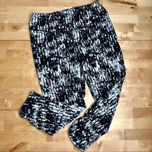 Gaiam athletic cropped leggings abstract tie dye like pattern white and black